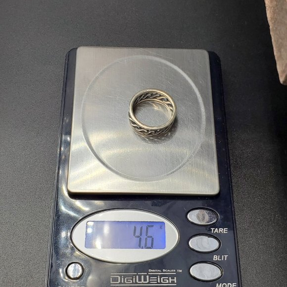 Size 8.25 Sterling Silver Woven Pattern Heavily Tarnished Ring - Picture 6 of 6